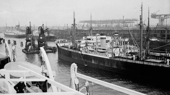 Schiffe im Hamburger Hafen im Jahr 1930 © NDR 