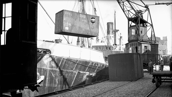Die Verladung eines sogenannten Liftvans auf ein Schiff im Hamburger Hafen (1930er-/1940er-Jahre) © Gustav Werbeck/HHLA-Fotoarchiv Foto: Gustav Werbeck/HHLA-Fotoarchiv