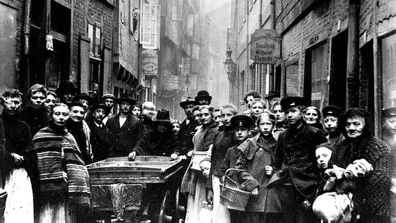 Bewohner des Gängeviertels  in der Hamburger Neustadt um 1900. © Museum für Hamburgische Geschichte Foto: Paul Wutcke