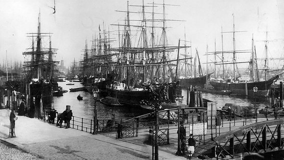 Auswandererschiffe im Hamburger Jonas-Hafen 1887. © Museum für Hamburgische Geschichte 