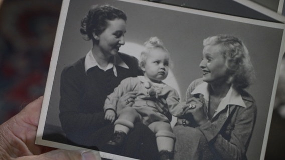 Lilian Harvey mit Nichte und Schwester Marjorie, die als Treuhänderin die Warener Kinos verwaltete. Lilian Harvey mit Nichte und Schwester Marjorie, die als Treuhänderin die Warener Kinos verwaltete. © NDR Screenshot