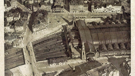 Blick auf den Hamburger Hauptbahnhof aus der Luft in den 1930er-Jahren © imago/Arkivi 