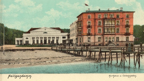 Das Kurhaus von Heiligendamm hinter der Seebrücke, historische Postkarte von 1910. © picture-alliance / arkivi 