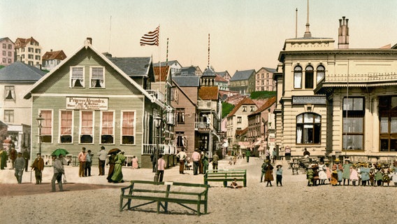 Die Kaiserstraße auf Helgoland um 1890/1900. © picture alliance / dpa 