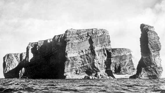 Blick auf die Insel Helgoland und die Felsnadel "Lange Anna". © picture alliance / dpa 
