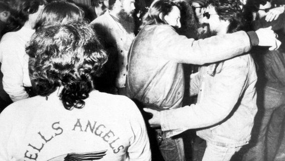 Mitglieder der Hells Angels umarmen sich im Hamburger Landgericht. Mitglieder der Hells Angels umarmen sich im Hamburger Landgericht. © picture alliance / AP | Norbert Foersterling Foto: Norbert Foersterling