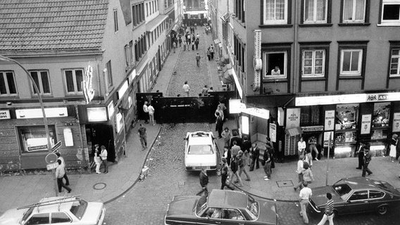 Übersicht der Herbertstraße im Vergnügungsviertel St. Pauli in der Hansestadt (1983) Übersicht der Herbertstraße im Vergnügungsviertel St. Pauli in der Hansestadt (1983) © picture-alliance/ dpa Foto: Günter Zint
