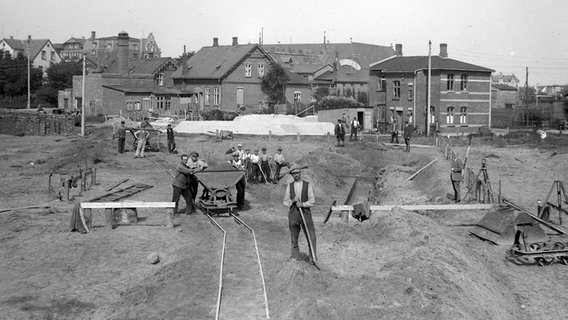 Die Baustelle für den Bahnhof Westerland - damals am Rande der Stadt. © Jochen Pförtner Foto: Jochen Pförtner