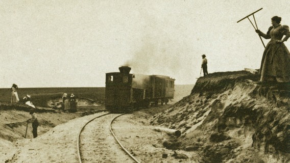 Die Sylter Inselbahn 1894 bei einer Fahrt durch die Munkmarscher Heide © Public Domain Foto: Wilhelm Dreesen