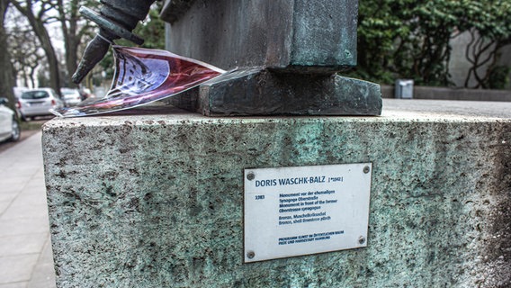 Ein Schild liefert Infos zu dem Denkmal vor dem früheren Tempel in der Hamburger Oberstraße.  Foto: Marc-Oliver Rehrmann