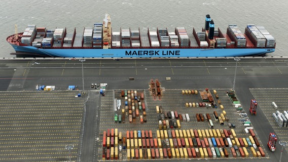 Die "Majestic Maersk" liegt am 04.10.2013 an der Pier des JadeWeserPorts in Wilhelmshaven. Die "Majestic Maersk" liegt am 04.10.2013 an der Pier des JadeWeserPorts in Wilhelmshaven. © picture alliance / dpa Foto: Ingo Weber