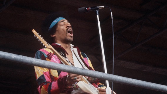 Jimi Hendrix auf der Bühne des Love & Peace Festivals auf Fehmarn 1970. © dpa Foto: Dieter Klar