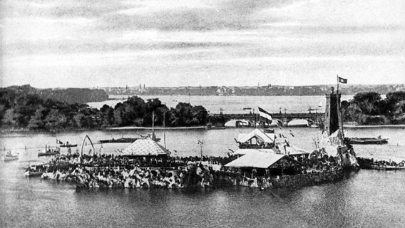 Künstliche Insel mit Garten, Pavillons und Leuchtturm auf der Alster in Hamburg. Errichtet anlässlich der Anwesenheit Kaiser Wilhelms II. zur Eröffnung des Kaiser-Wilhelm-Kanals. © picture-alliance / akg Foto: akg-images