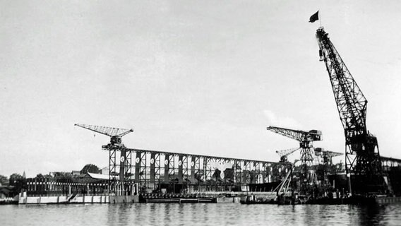 Die Germania-Werft in Kiel mit Fahnenschmuck 1938 © Stadtarchiv Kiel 53.175, CC-BY-SA 3.0 DE, http://fotoarchiv-stadtarchiv.kiel.de Foto: Fritz Hübner
