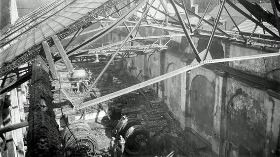 Zerstörtes Elektrizitätswerk in Kiel nach dem Luftangriff vom 7./8.4.1941. © Stadtarchiv Kiel 49.885, CC-BY-SA 3.0 DE, http://fotoarchiv-stadtarchiv.kiel.de 