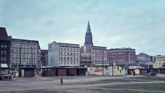 Blick auf die Holstenstraße in Kiel um 1959. © Stadtarchiv Kiel 40.099, CC-BY-SA 3.0 DE, http://fotoarchiv-stadtarchiv.kiel.de Foto: Wolfgang Teuchert