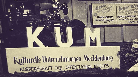 Nahezu alle enteigneten Kinos in Mecklenburg-Vorpommern wurden der Staatsfirma "Kulturelle Unternehmungen Mecklenburg" übergeben. Nahezu alle enteigneten Kinos in Mecklenburg-Vorpommern wurden der Staatsfirma "Kulturelle Unternehmungen Mecklenburg" übergeben. © NDR Screenshot