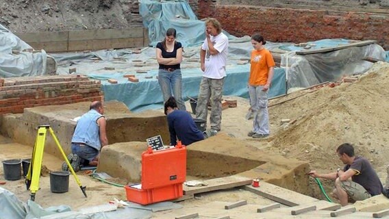 Archäologen untersuchen die Erdschichten bei den Ausgrabungen am Domplatz © Archäologisches Museum Hamburg 