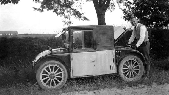 Ein Besitzer hantiert in den 1920er-Jahren an seinem Hanomag "Kommissbrot". © picture-alliance / dpa Foto: Peter Stegenwalner