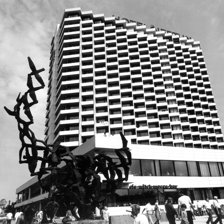 Das Hotel "Neptun" in Warnemünde 1972 Das Hotel "Neptun" in Warnemünde 1972 © picture-alliance/ ZB Foto: Manfred Uhlenhut