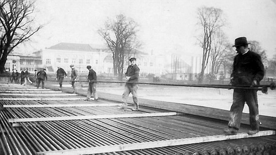 Arbeiter verlegen Mitte der 1930er-Jahre Rohre für eine Eisbahn in Planten un Blomen. Arbeiter verlegen Mitte der 1930er-Jahre Rohre für eine Eisbahn in Planten un Blomen. © Behörde für Stadtentwicklung und Umwelt Hamburg/Meding
