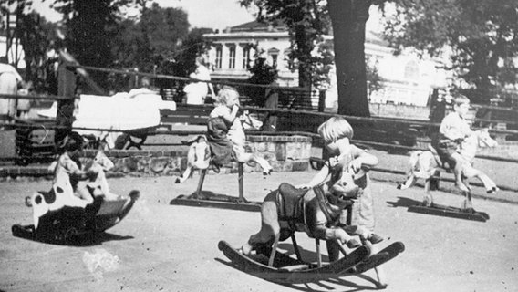 Kinderspielplatz in Planten un Blomen in den 30er-Jahren. © Behörde für Stadtentwicklung und Umwelt Hamburg/Meding 