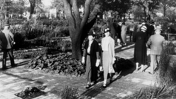 Spaziergänger auf der Gartenschau Planten un Blomen 1935. © Behörde für Stadtentwicklung und Umwelt Hamburg/Meding 