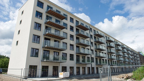 Block II des ehemaligen KdF-Seebades Prora nach seiner Sanierung im Juli 2015 © picture alliance / dpa Foto: Stefan Sauer