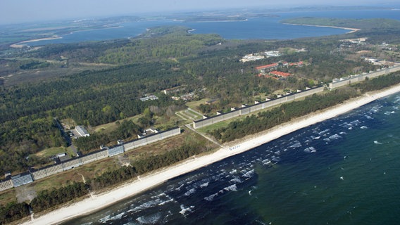 Luftaufnahme des ehemaligen KdF-Seebades Prora (27.04.2011) © picture alliance / dpa Foto: Stefan Sauer