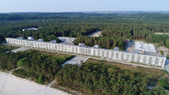Luftaufnahme von 2018 von Block 1 des denkmalgeschützten ehemaligen KdF-Komplexes Prora in Binz auf der Insel Rügen Luftaufnahme von 2018 von Block 1 des denkmalgeschützten ehemaligen KdF-Komplexes Prora in Binz auf der Insel Rügen © picture alliance/Stefan Sauer/dpa Foto: Stefan Sauer