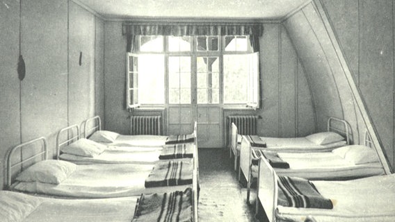 Schlafsaal des NS-Kinderheims in Bad Sachsa auf einer historischen Aufnahme. Schlafsaal des NS-Kinderheims in Bad Sachsa auf einer historischen Aufnahme. © Privatsammlung Ralph Boehm