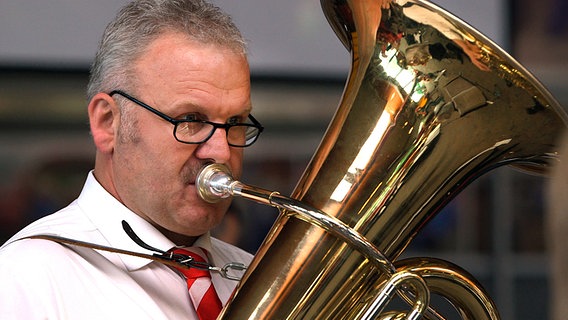 Bernard Fischer, Betriebsrat, spielt Tuba in der Grimme-Band. © © NDR/ECO Media 