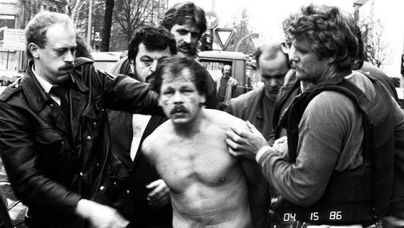 Der St. Pauli-Killer Werner Pinzner bei seiner Verhaftung im April 1986 © NDR / Gebrüder Beetz Filmproduktion / Polizeimuseum Hamburg 