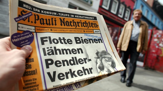 Eine frühe Ausgabe der St. Pauli Nachrichten. © picture-alliance/ dpa Foto: Kay Nietfeld