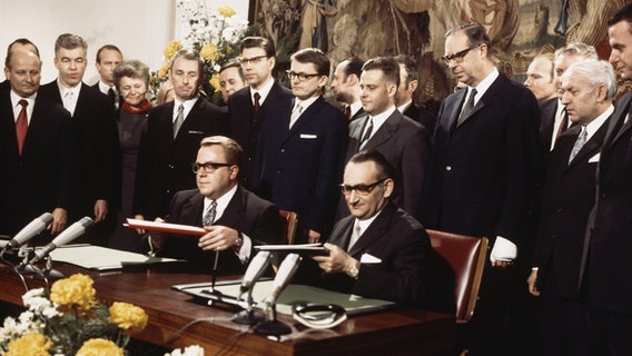 Im Palais Schaumburg in Bonn wurde am 17.12.1971 das Transitabkommen durch Staatssekretär Egon Bahr vom Bundeskanzleramt (rechts) und Staatssekretär Michael Kohl vom DDR-Ministerrat (links) unterzeichnet. Im Palais Schaumburg in Bonn wurde am 17.12.1971 das Transitabkommen durch Staatssekretär Egon Bahr vom Bundeskanzleramt (rechts) und Staatssekretär Michael Kohl vom DDR-Ministerrat (links) unterzeichnet. © picture-alliance / dpa Foto: Alfred Hennig
