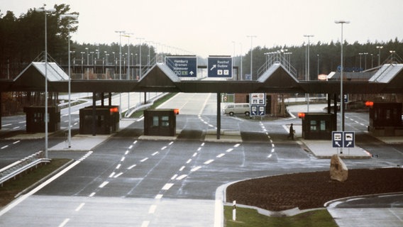 Die Auffahrt zum Kontrollpunkt am innerdeutschen Grenzübergang Gudow an der Transit-Autobahn A 24 von Berlin in Richtung Hamburg, Aufnahme von 1982. Die Auffahrt zum Kontrollpunkt am innerdeutschen Grenzübergang Gudow an der Transit-Autobahn A 24 von Berlin in Richtung Hamburg, Aufnahme von 1982. © picture-alliance / dpa Foto: Dieter Klar