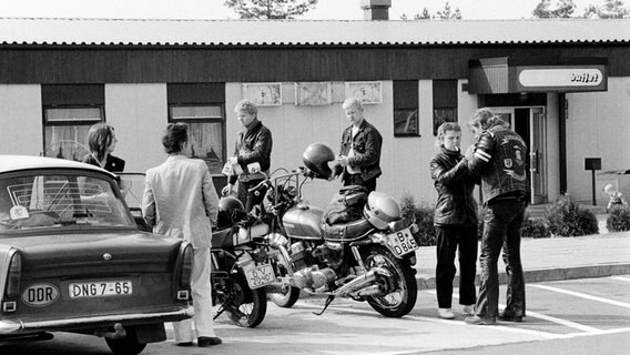 Autofahrer und Motorradfahrer aus der DDR und der Bundesrepublik Deutschland auf der Autobahnraststätte Walsleben-West der A24 als Transitstrecke Hamburg-Berlin, Aufnahme von 1985. © picture alliance / imageBROKER Foto: Carsten Milbret