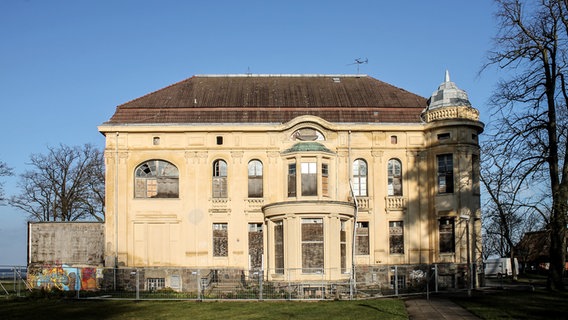 Rückwärtige Fassade der Villa Baltic in Kühlungsborn, an der alle Fenster mit Sperrholz vernagelt sind. © NDR Foto: Daniel Sprenger