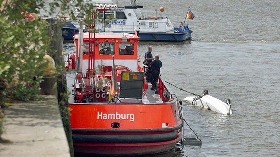 Ein verunglücktes Wasserflugzeug schwimmt am 22.08.2009 im Baakenhafen in Hamburg. © picture-alliance/ dpa Foto: Malte Christians