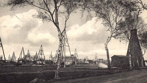 Blick auf die Fördertürme der Erdölwerke in Wietze auf einer historische Aufnahme von 1912. © imago images Foto: Arkivi
