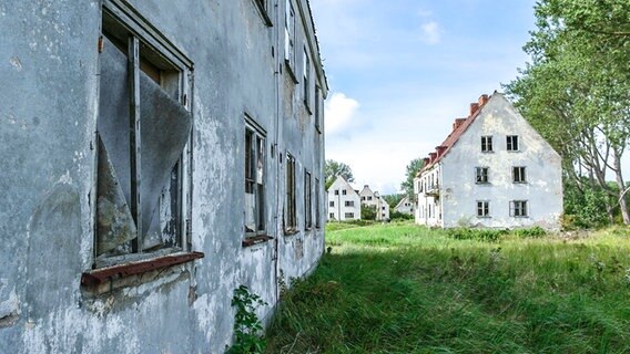 Verfallende Häuser auf der Halbinsel Wustrow. © NDR Foto: Daniel Sprenger