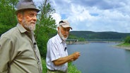 Karl Eicke (r.) und Gerhard Böhm schauen über die Okertalsperre, wo früher das alte Schulenberg lag. © NDR 