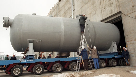 Ein ein schwach radioaktiver Dampferzeuger aus Block 5 des stillgelegten Kernkraftwerks in Lubmin wird am 14. März 1996 als erstes Teil im Zwischenlager Nord eingelagert. © picture-alliance/ dpa Foto: Bernd Wüstneck