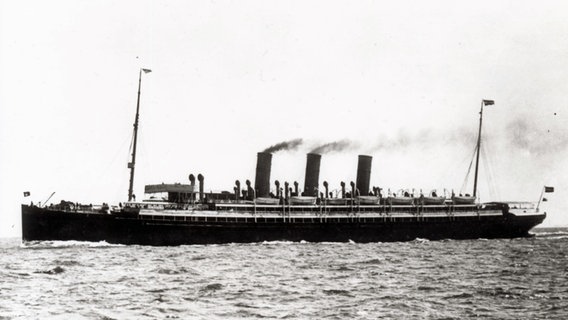 Historische Aufnahme des Dampfschiffs "Augusta Victoria" der Reederei Hapag auf See.  