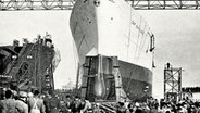 Die "Cap San Diego" bei ihrem Stapellauf 1961 in Hamburg-Finkenwerder © Archiv Cap San Diego, Firmenzeitung der Deutschen Werft AG 