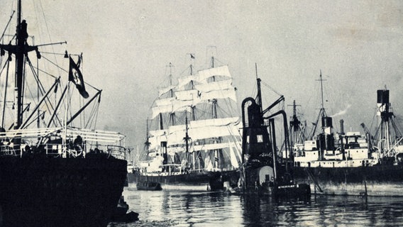 Die Viermastbark "Padua", später "Kruzensthern", im Hamburger Hafen, undatierte Aufnahme. © picture alliance/arkivi 