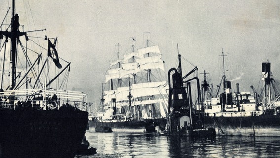 Die Viermastbark "Padua", später "Kruzensthern", im Hamburger Hafen, undatierte Aufnahme. Die Viermastbark "Padua", später "Kruzensthern", im Hamburger Hafen, undatierte Aufnahme. © picture alliance/arkivi