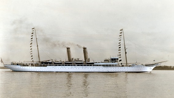Das erste ausschließlich für Kreuzfahrten gebaute Schiff "Prinzessin Victoria Luise" der Hapag auf einer historischen Aufnahme auf See. Das erste ausschließlich für Kreuzfahrten gebaute Schiff "Prinzessin Victoria Luise" der Hapag auf einer historischen Aufnahme auf See.