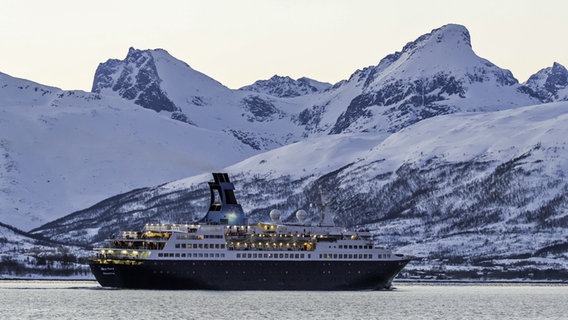 Kreuzfahrtschiff "Saga Pearl II" im Winter 2017 bei Tromsö © picture alliance/dpa Foto: Hinrich Bäsemann