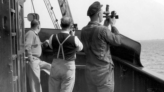Vermesser auf dem Dampfschiff "Schaarhörn" bei der Arbeit (undatiertes Foto). Vermesser auf dem Dampfschiff "Schaarhörn" bei der Arbeit (undatiertes Foto). © Stiftung Hamburg Maritim